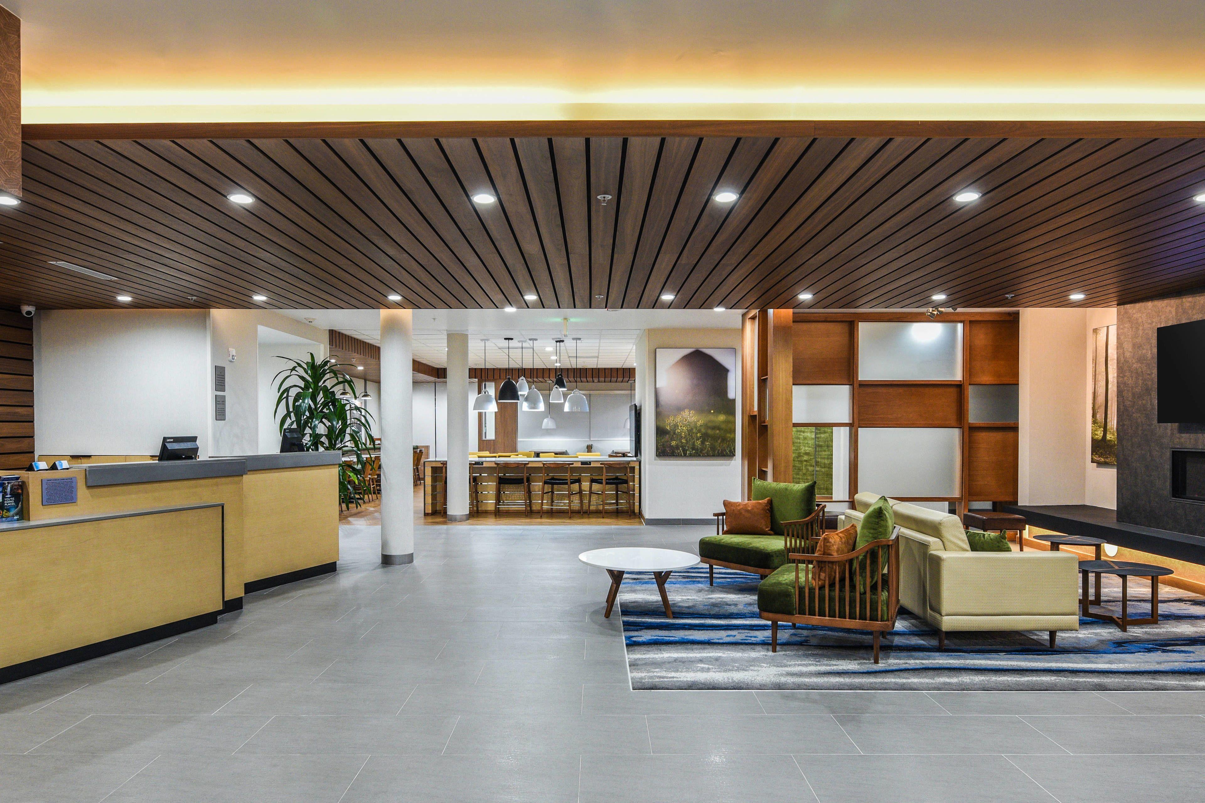 Staying Near Chaffey-Garcia House: 6 Airport Hotels Compared