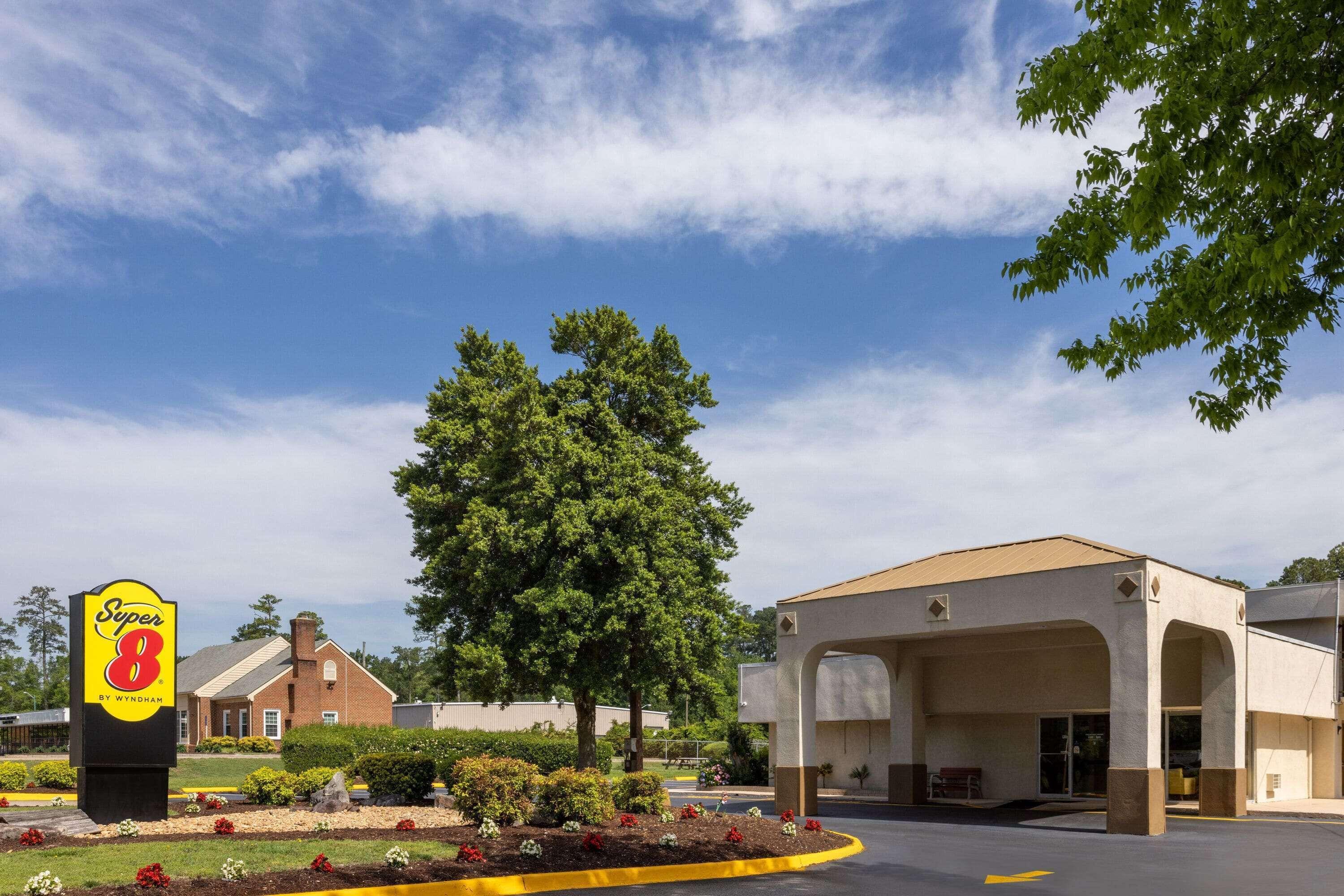 7 Cheap Hotels Near Prince George Graphics Worth Booking
