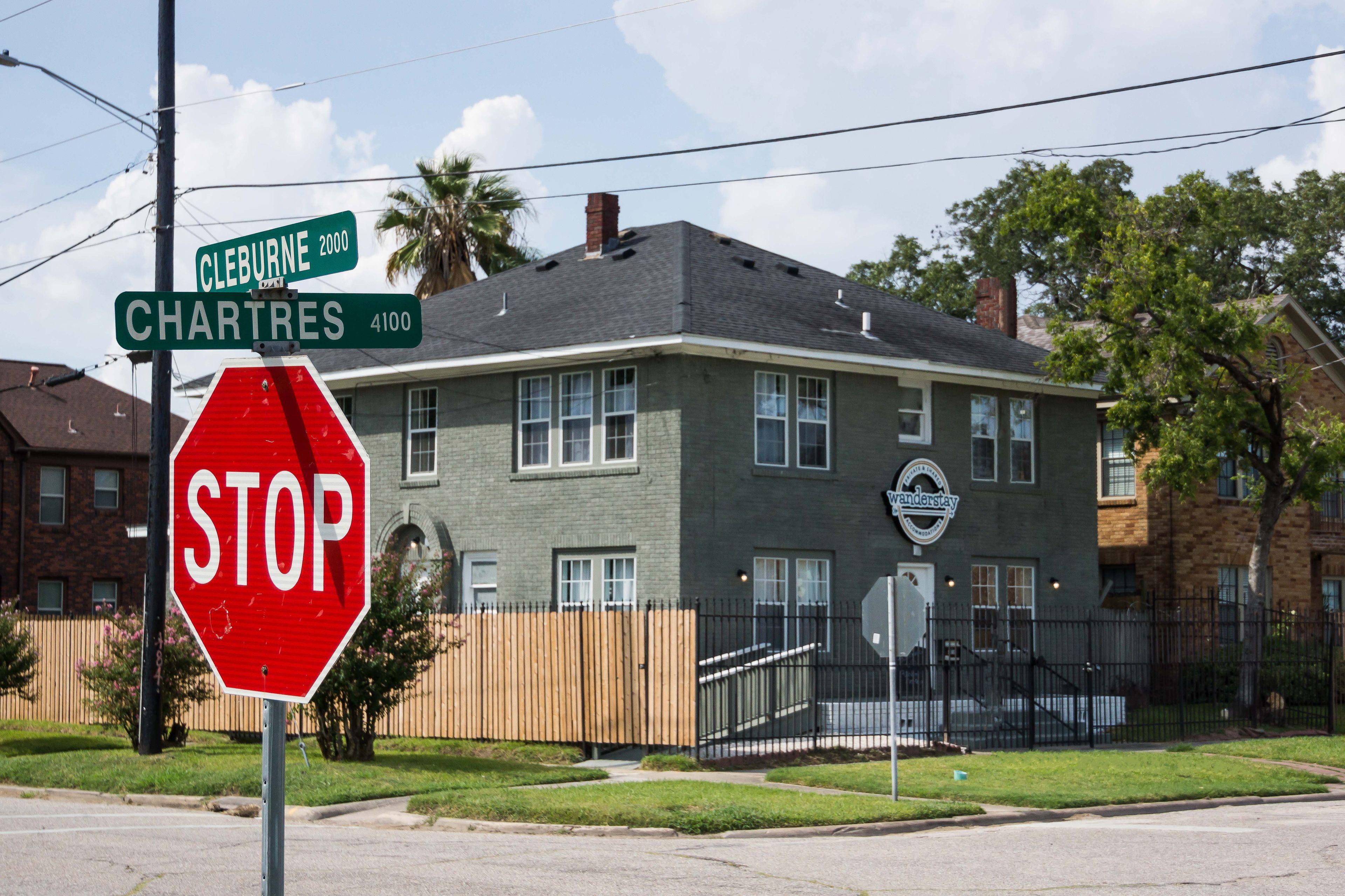 5 Budget Hotels Near Water Wall Houston for Smart Stays