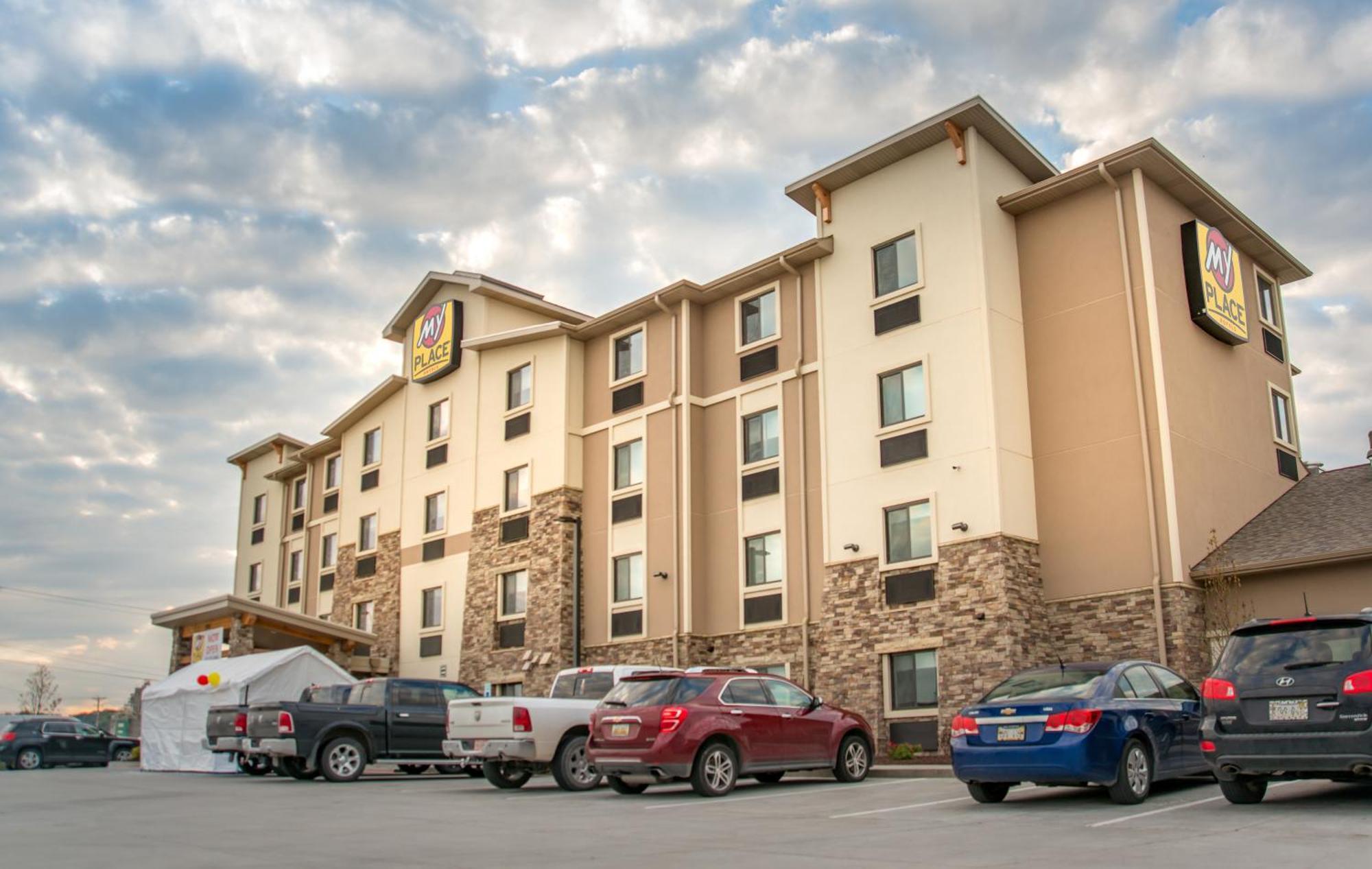 4 Airport Hotels Near CHI Health Center Omaha Worth Booking