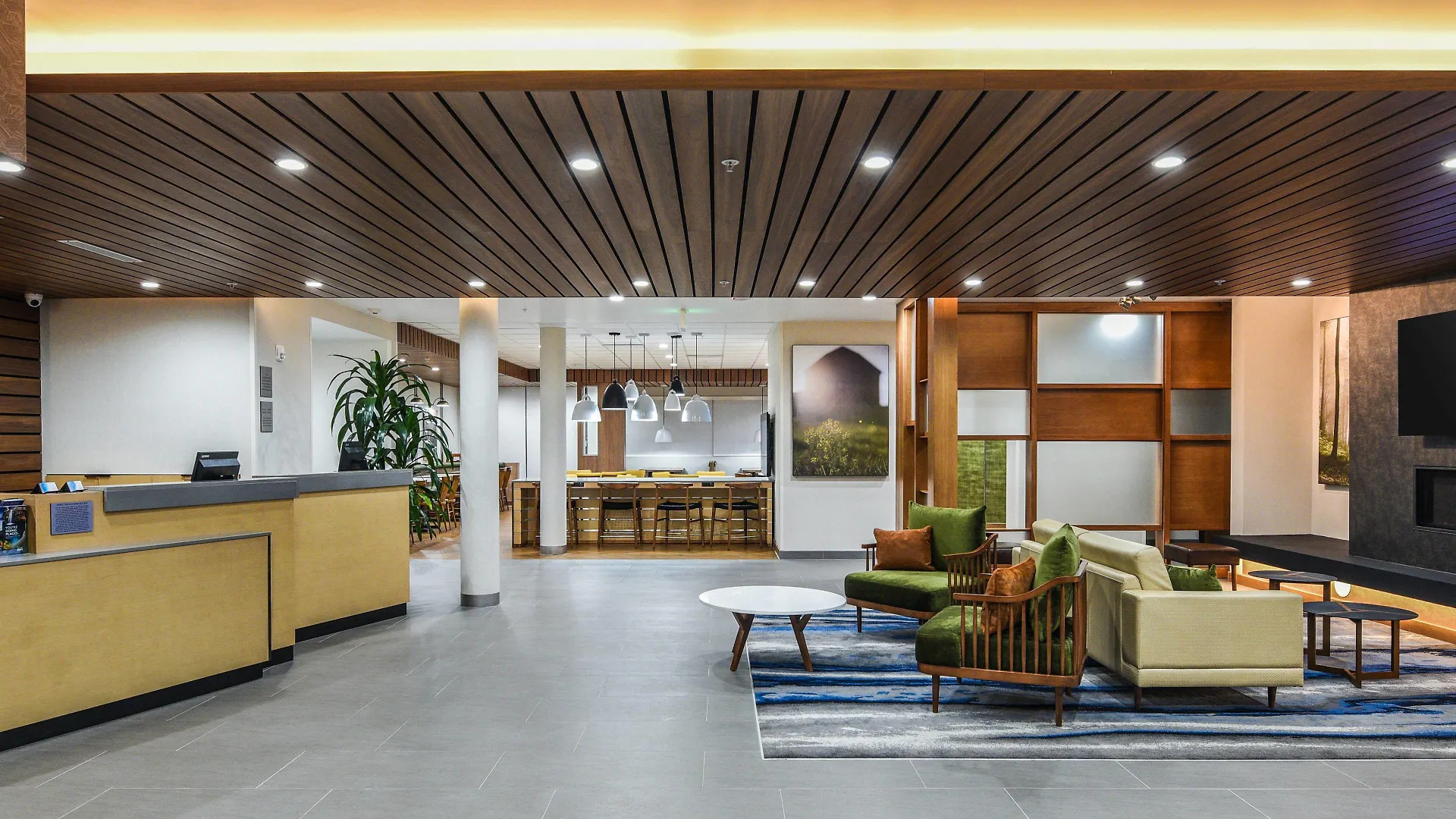 Staying Near Chaffey-Garcia House: 6 Airport Hotels Compared
