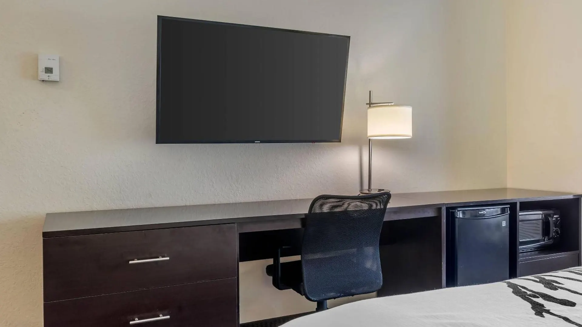 6 Budget Hotels Near Florida Adventure Museum That Deliver Value