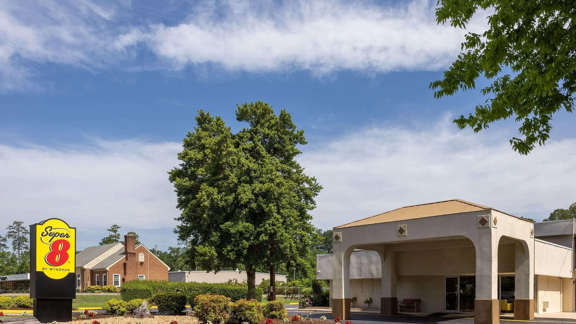 7 Cheap Hotels Near Prince George Graphics Worth Booking