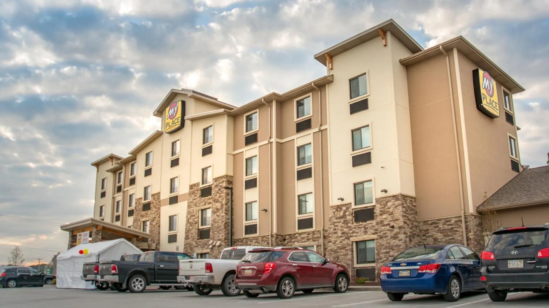 4 Airport Hotels Near CHI Health Center Omaha Worth Booking