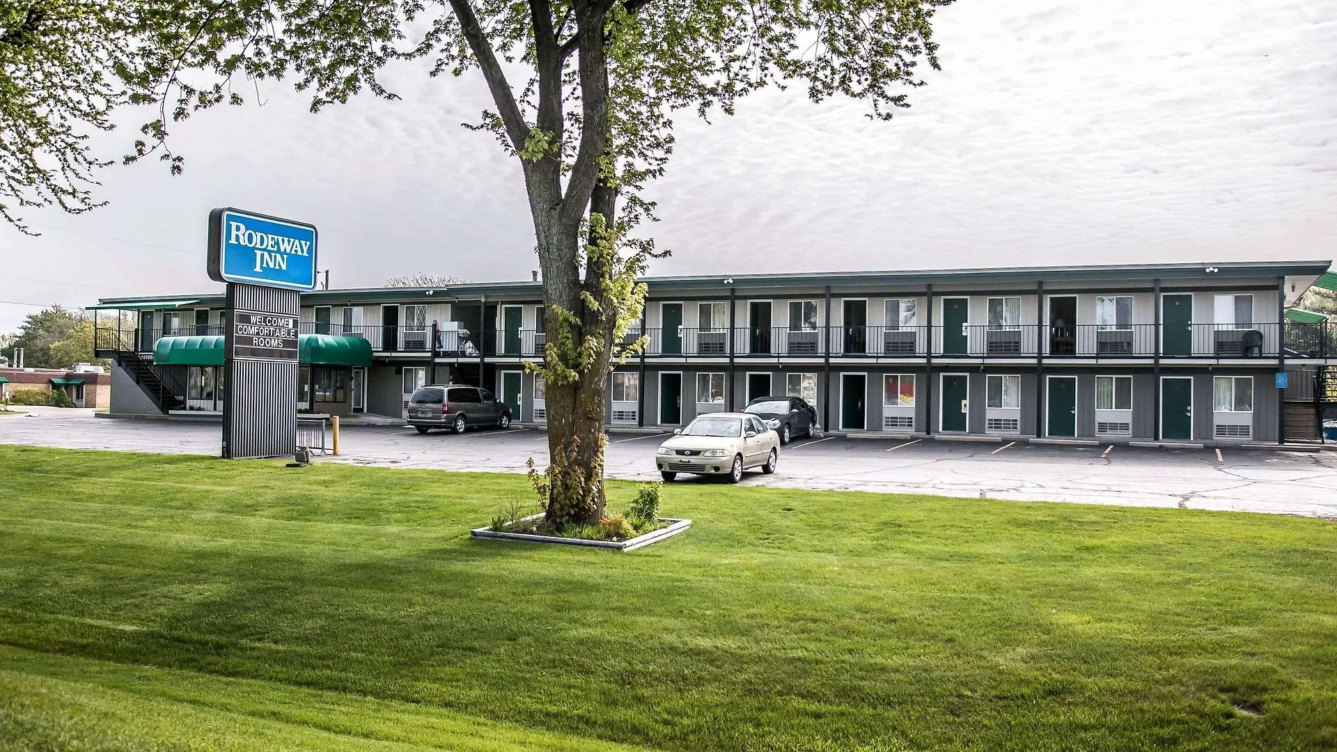 Staying Near Lake Michigan: 12 Historic Hotels Compared