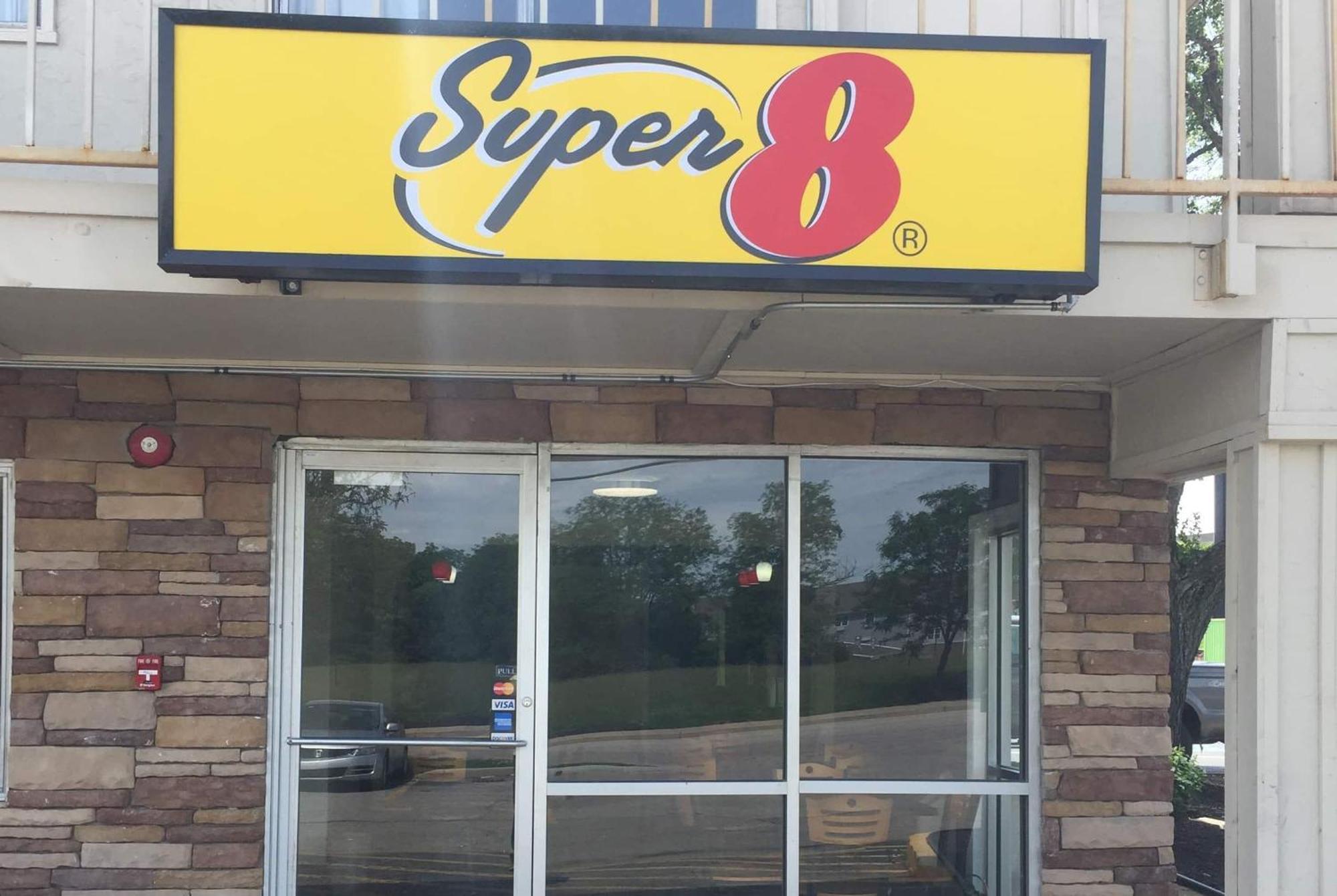 8 Airport Hotels Near Silver Lake Park Erlanger Worth Booking