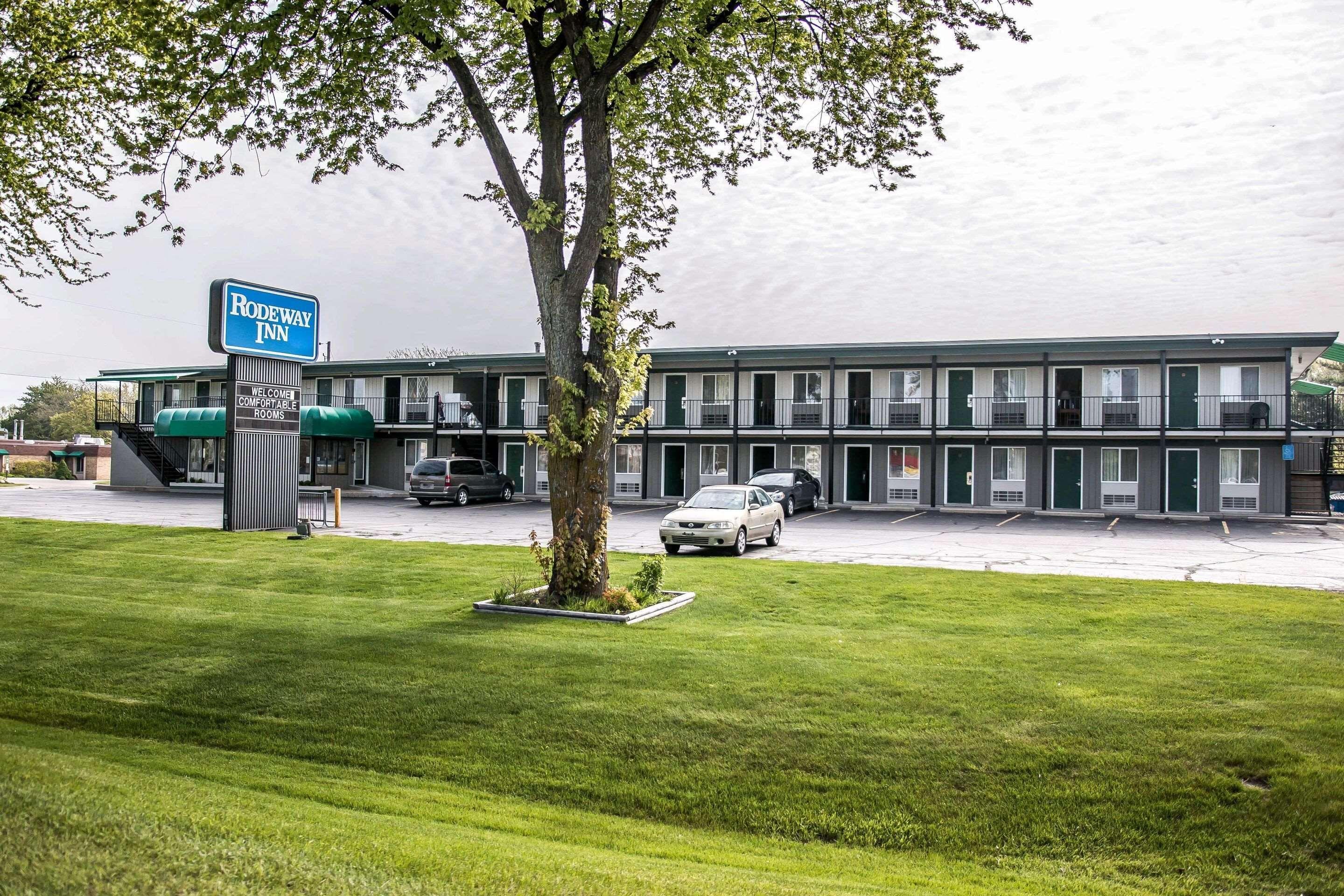 Staying Near Lake Michigan: 12 Historic Hotels Compared