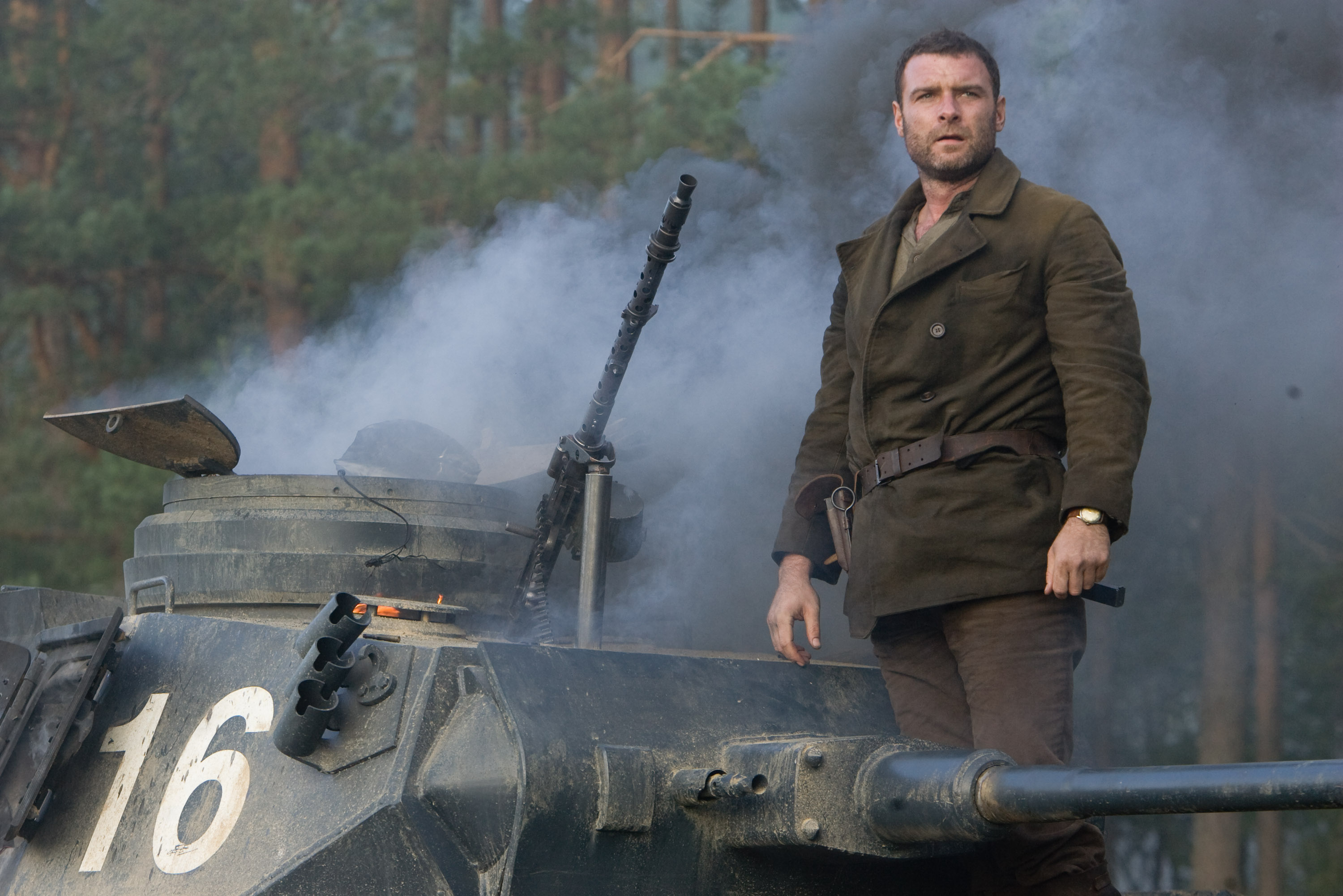 liev_schreiber_defiance_movie_image__1_l.jpg